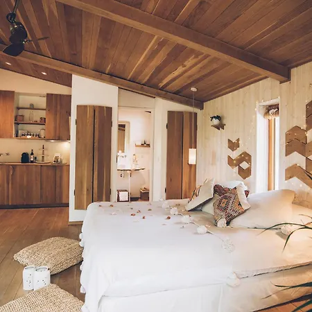 Pella Roca, & Lodge *